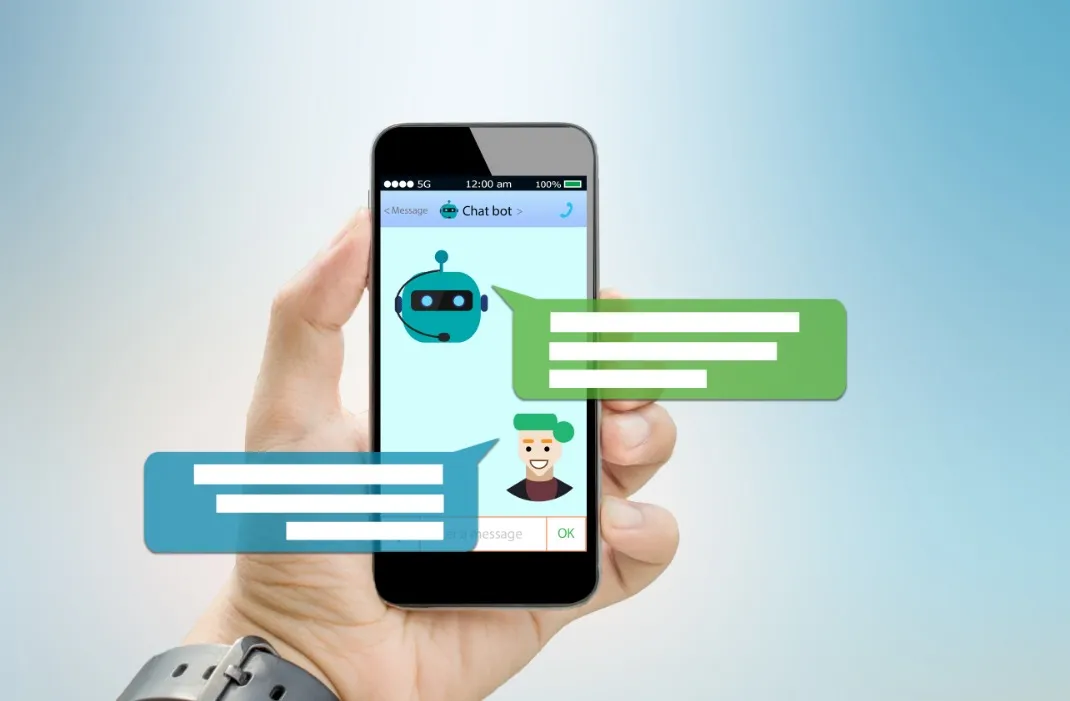 Mano con un teléfono que muestra una conversación con un chatbot