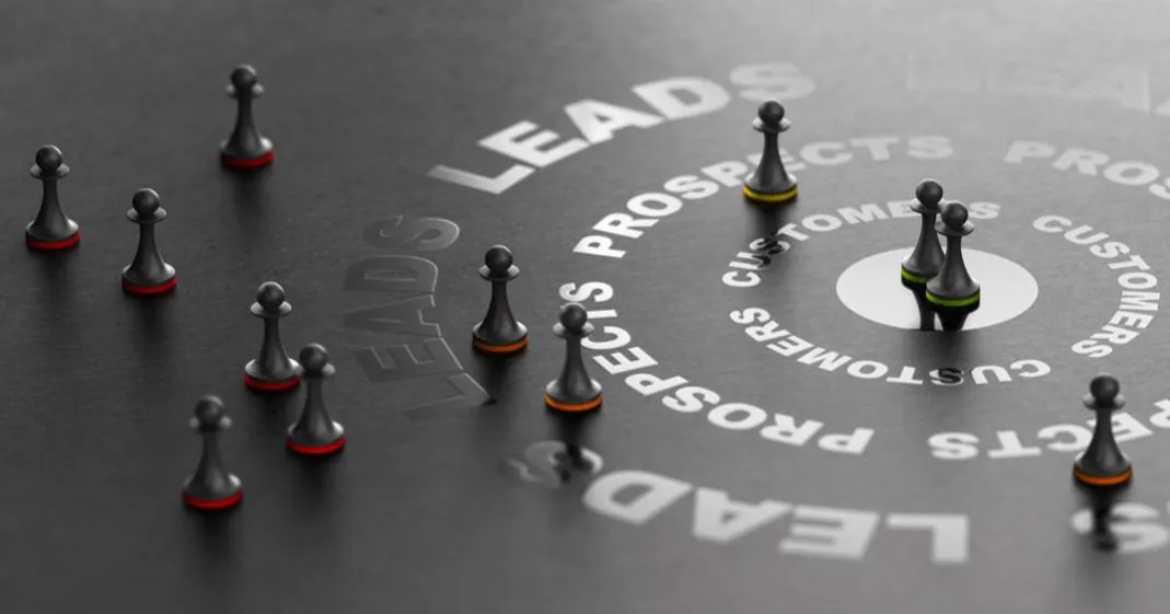 Piezas de ajedrez sobre círculos con las palabras leads, prospectos y clientes